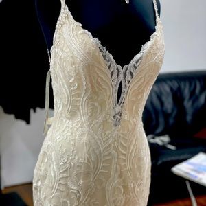 Brand new size 12 wedding dress. Stunning.